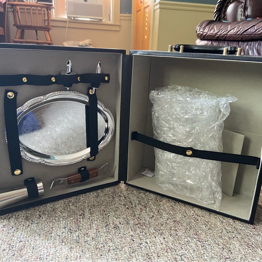 Portable bar set